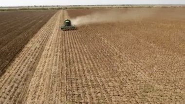 Hareketli bir birleştirme hasat toplama ayçiçeği hava 180 derece çekim