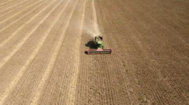 Önce bir büyük birleştirme hasat toplama ayçiçeği yükselen yüksek uçan bir dron.