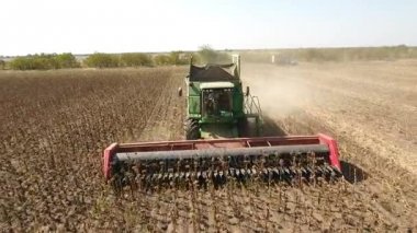 Önce bir büyük birleştirme hasat toplama ayçiçeği yükselen Nikolaev, Ukrayna - Eylül 29, 2017:A düşük uçan uçak.