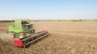 Yaz aylarında ayçiçeği tohum toplama bir birleştirme hasat Nikolaev, Ukrayna - Eylül 29, 2017:A 360 derece çekim