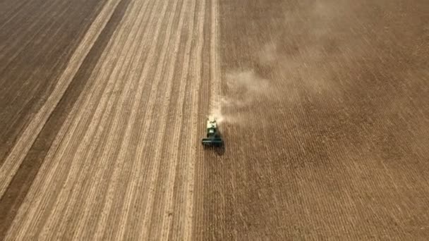 Toma aérea de una cosechadora trabajadora que recoge girasol en un día soleado — Vídeo de stock