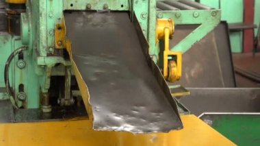 Bazı metal üçgen parçalar bir dövme basından bir atölyede bir tesisi aç