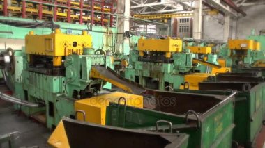 Aşağı bir bitki atölyesinde dövme Basında bazı metal halkalar rulo