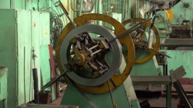 Bir fabrikada bir atölyede metal bir makara bazı metal satır uzanan