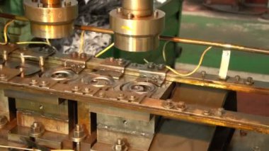 Bazı araçlar bir dövme makine atölyesinde bir bitki yuvarlak metal parçalar yapmak 