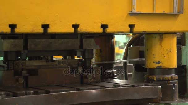 Металлическая нить медленно движется в кузнечном прессе в мастерской на заводе — стоковое видео