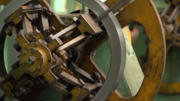 A round wheel turns slowly and stops. A lathe machine tool is working at a plant — Stock Video