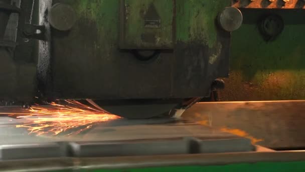 Sommige metalen apparaat gaat heen en weer over sommige metalen oppervlak aan een workshop — Stockvideo