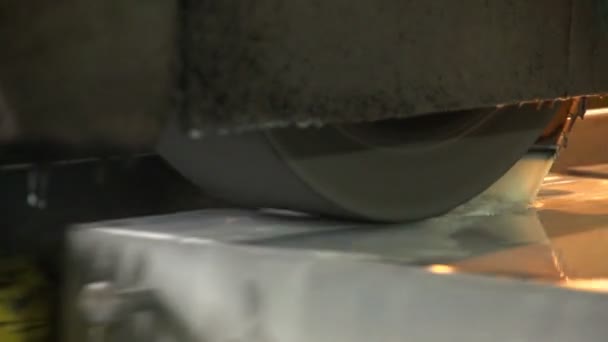 Een bewegende tool maalt sommige metalen oppervlak met een stroom van schittering in een fabriek — Stockvideo