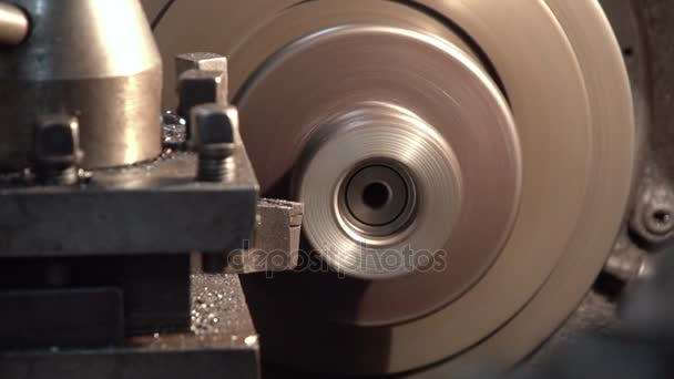 Un lingote giratorio colocado en una máquina de torno y un dispositivo de corte que se afeita — Vídeo de stock