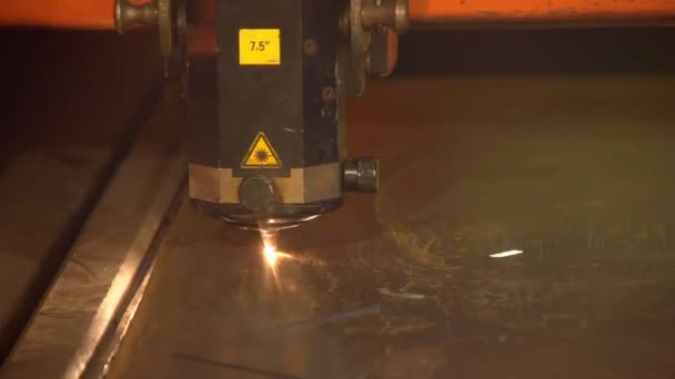 Een machine tool-apparaat maakt zigzag bewegingen tijdens het lassen een metaalplaat — Stockvideo