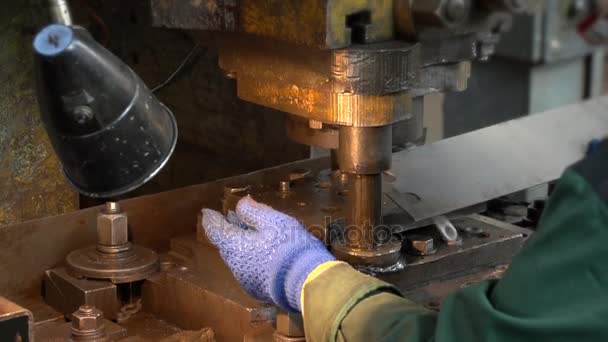 Werktuigmachines - hamer maakt metalen ringen van een blad van metaal als een robot — Stockvideo