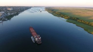 Hareketli bir mavna ve şaşırtıcı bir kuş bakışı bir kayan ile Dnipro, uzun mavna yaz aylarında yeşil nehir ve muhteşem yeşil nehir ile Dnipro hava atış. Hava rüya gibi görünüyor   