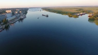 Bir hareket ile Dnipro hava atış, motorlu tekne, mavna ve Dnipro uzun bir mavna, hızlı Motorlu tekne, endüstriyel nehir, nehir yaz A çarpıcı kuş bakışı görüntülemek. Hava mükemmel görünüyor