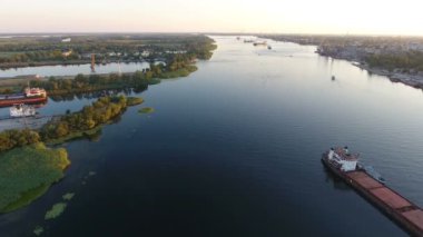 Parlak mavi ile Dnipro girişleri havadan çekim harika bir görünümü düzgün koyu mavi suları, muhteşem sakinleştirmek, hareketli ortasında büyük bir mavna ile geniş Dnipro Nehri'nin suları