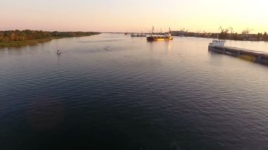 Hareketli hava atış mavnalar ve yaz aylarında gün batımında görkemli Dnipro Yatlar. Kayan cesaret verici bir kuş bakışı yatlar ve Dnipro pürüzsüz yüzey üzerinde yaz aylarında güzel günbatımında mavnalar. 