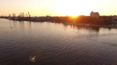  Muhteşem bir kuş bakışı bir nehir Limanı Dnipro nehir dolgu, yaz aylarında muhteşem bir günbatımı üzerinde yüksek vinç.