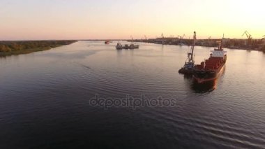 Nikolaev, Ukrayna - 31 Temmuz, 2017:A pitoresk bir gün batımında Dnipro pürüzsüz Menekşe sularına muhteşem manzarası. Büyük bir mavna yavaş bir görkemli hava yukarıdaki ile hareket.