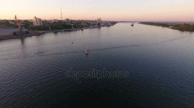 Hava atış güzel Dnipro, yelkenli yat ve gün batımında endüstriyel setin. Harika bir kuş bakışı bir yelkenli yat ve yaz aylarında gün batımında etkileyici dolgu ile pitoresk Dnipro.