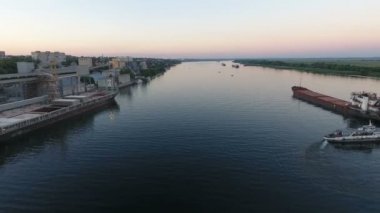 Büyük bir mavna, vapur ve modern dolgu ile Dnipro Nehri'nin hava atış. Bir yüzen büyük mavna, dönüm beyaz vapur ve muhteşem bir günbatımı, etkileyici dolgu ile geniş Dnipro çarpıcı bir görünüm.