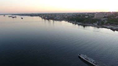 Pitoresk Dnipro yüzen gemiler ve tekneler yaz aylarında hava atış. Güzel bir kuş bakışı, geniş yeşil nehir ve kayan ile Dnipro uzakta bir muhteşem gün batımı gemi. Hava sürükleyici