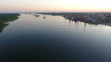 MAVNA ve yaz aylarında gün batımında nehir liman dolgu ile Dnipro hava atış. Motorbot, mavna ve endüstriyel bir setin bağlantı noktasının hareket ile pitoresk Dnipro Nehri'nin heyecan verici bir görünüm.