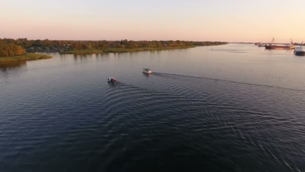 Повітряний Постріл Два Невеликих Суден Звертаючись Притока Дніпра Заході Сонця — стокове відео