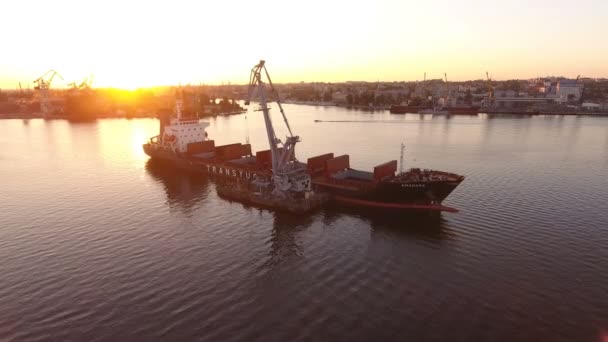 尼古拉耶夫 乌克兰 2017年7月31日 在艺术日落的 Dnipro 的光滑的紫罗兰水的一个引人注目的看法 一艘大驳船缓缓移动 上面有一张 — 图库视频影像