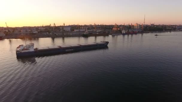 素敵な夕日にドニプロの滑らかな紫水のニコラエフ ウクライナ 2017 素晴らしい景色 大きな船がゆっくり工業港近く — ストック動画