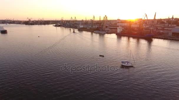 グランド ドニプロ ヨット 現代の堤防夕暮れ時の空中ショットは ヨットと夏の夕日産業堤防美しいドニエプルのリベットの鳥の目のビュー — ストック動画