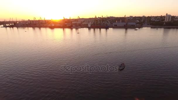 素晴らしいドニプロ セーリング ヨット 美しい堤防夕暮れ時の空中ショットは ヨットと夏の素晴らしい夕焼け産業盛土幅ドニプロの美しい鳥の目のビュー — ストック動画