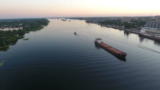 空中拍摄的灿烂 Dnipro 与浮动轮船和摩托艇在夏天 一个美妙的鸟瞰 宽阔的 Dnipro 与绿色的河岸和漂浮的船只远在灿烂的日落 张很好 — 图库视频影像