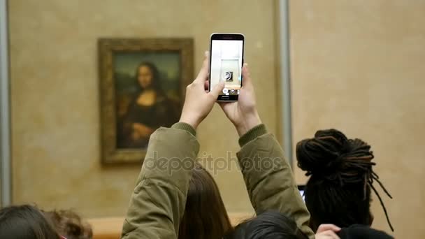 2017年11月3日 由达芬奇描绘的举世闻名的杰作 蒙娜丽莎 属于在卢浮宫的意大利文艺复兴时期 — 图库视频影像