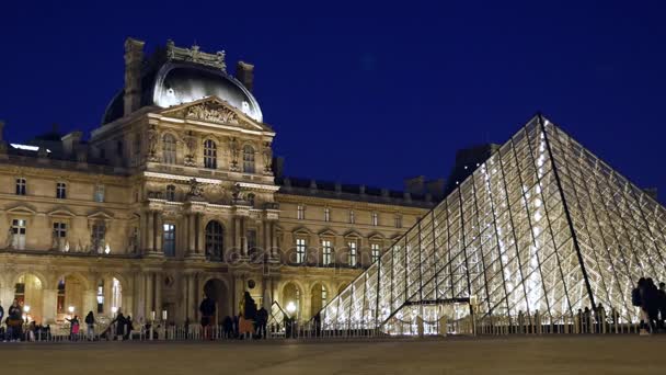 Paris França Novembro 2017 Vista Surpreendente Museu Louvre Pirâmide Feita — Vídeo de Stock