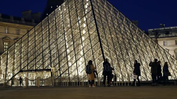 Paris França Novembro 2017 Impressionante Vista Museu Louvre Pirâmide Feita — Vídeo de Stock