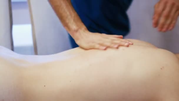 Uma Visão Emocionante Médico Uniforme Azul Que Massageia Seu Jovem — Vídeo de Stock