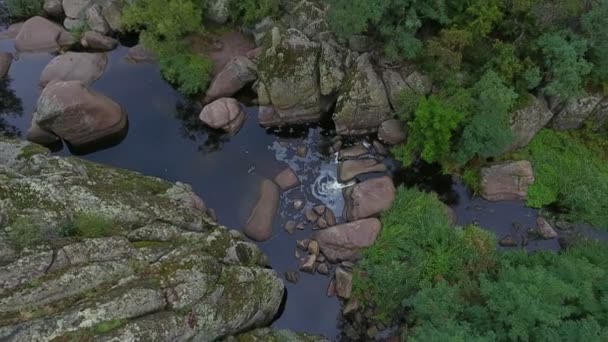 Vue Aérienne Originale Une Petite Cascade Avec Éclaboussures Mousseuses Ruisseau — Video