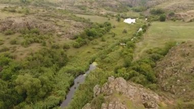     Bir siyah bir peri masalı Kanyon rocky dağları arasında seyir akan nehir muhteşem bir manzarası Ukrayna'da büyük taşlarla kaplı. 