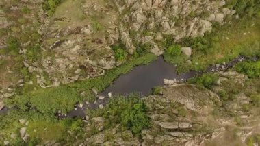   Yaz aylarında Ukrayna çok sayıda bölmeleri bir vadide antik kahverengi kayaların arasına hareketli dar bir siyah Nehri'nin çarpıcı bir görünüm kaplı..