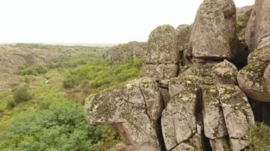 Büyük taş yığını bir gizemli bir görünümünü birlikte yerleştirilir ve antik kale gibi seyir savunan Ukrayna yaz aylarında Şövalyeleri.