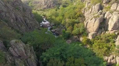        Bir kuş bakışı Karadeniz kıyılarının tepeler ve bir vadiye güneşli bir yaz aylarında yeşillik ile kaplı. Vahşi görünüyor ve bir parça sihirli.
