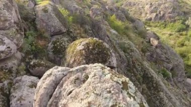     Bazı Dağları'nın nefes kesen manzarası ile büyük kübik kaplı ve yarım yuvarlak taşlar ve yeşilliklerle Ukrayna'da Karadeniz kıyısında yamalari.