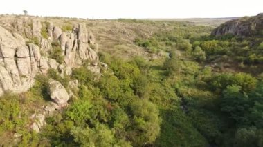 Şaşırtıcı bir kuş bakışı Karadeniz kıyılarının büyük kayalar ve yaz aylarında güneşli bir gün yeşilliklerle kaplı. O kaba ve esrarengiz görünüyor.