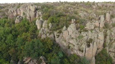 Heyecan verici bir kuş bakışı Karadeniz kıyılarının büyük kübik taş ve güneşli bir yaz aylarında yeşil kaplı. O kaba ve esrarengiz görünüyor.