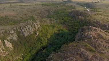 Çarpıcı bir kuş bakışı Karadeniz kıyılarının tepeler ve bir vadiye güneşli bir yaz aylarında yeşillik ile kaplı. Peri masalı görünüyor.
