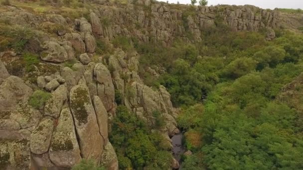 Захоплюючий Вид Загадковий Каньйон Скелястим Пагорбом Схожий Старих Бійців Вузьку — стокове відео