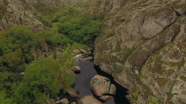 Una Vista Alentadora Pájaro Enigmático Cañón Con Una Colina Rocosa — Vídeos de Stock