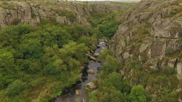 우크라이나에서 인물을 바위의 협곡의 바닥에 흐르는 — 비디오