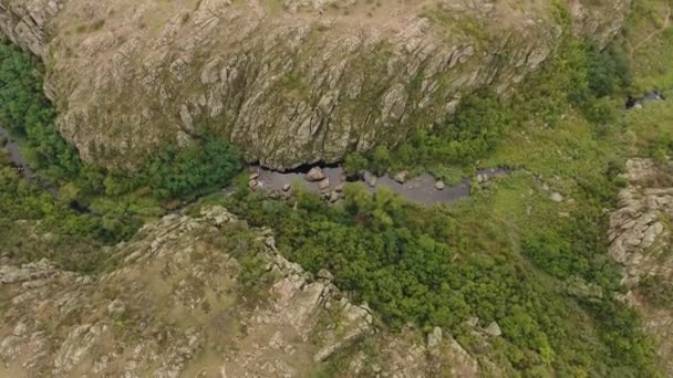 Vue Aérienne Pittoresque Canyon Recouvert Roches Brunes Parcelles Verdure Étroit — Video