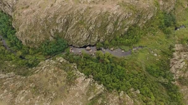 Aerial Shot Picturesque Canyon Covered Brown Rocks Patches Greenery Narrow — Stock Video